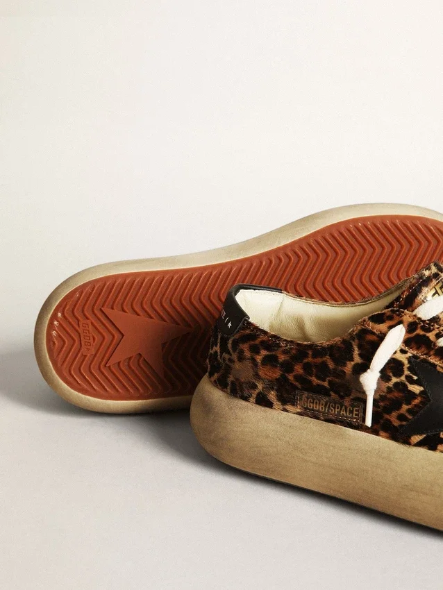 Space-Star para mujer en piel de potro con estampado de leopardo y estrella negra
