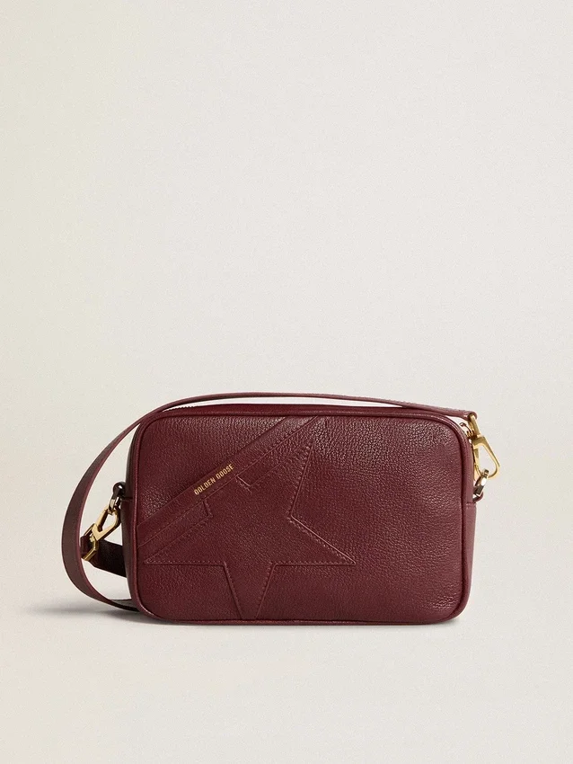 Star Bag en cuero rojo vino con estrella tono sobre tono