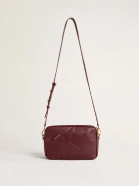 Star Bag en cuero rojo vino con estrella tono sobre tono