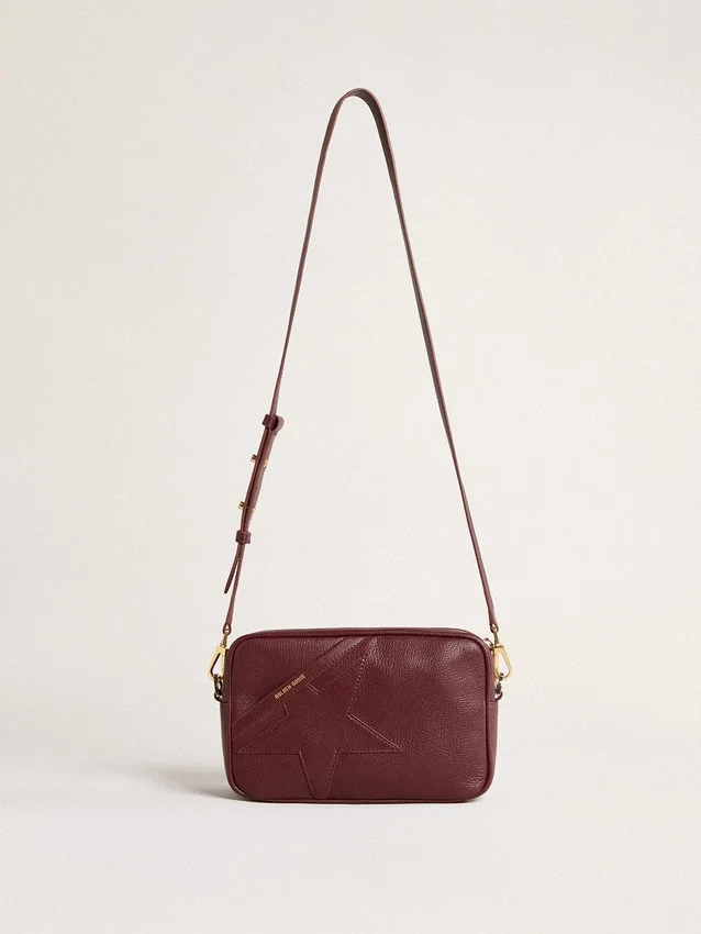 Star Bag en cuero rojo vino con estrella tono sobre tono