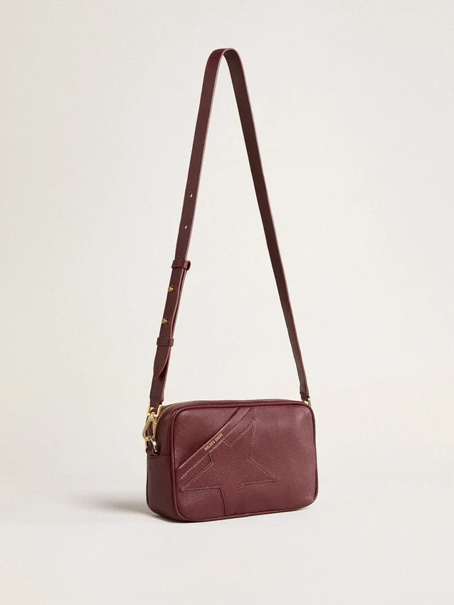 Star Bag en cuero rojo vino con estrella tono sobre tono