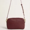 Star Bag en cuero rojo vino con estrella tono sobre tono