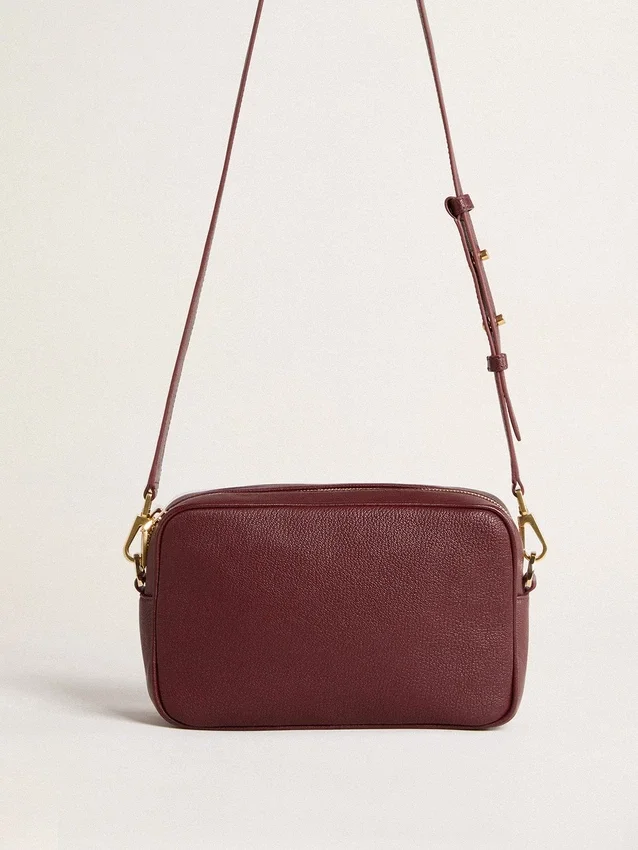 Star Bag en cuero rojo vino con estrella tono sobre tono