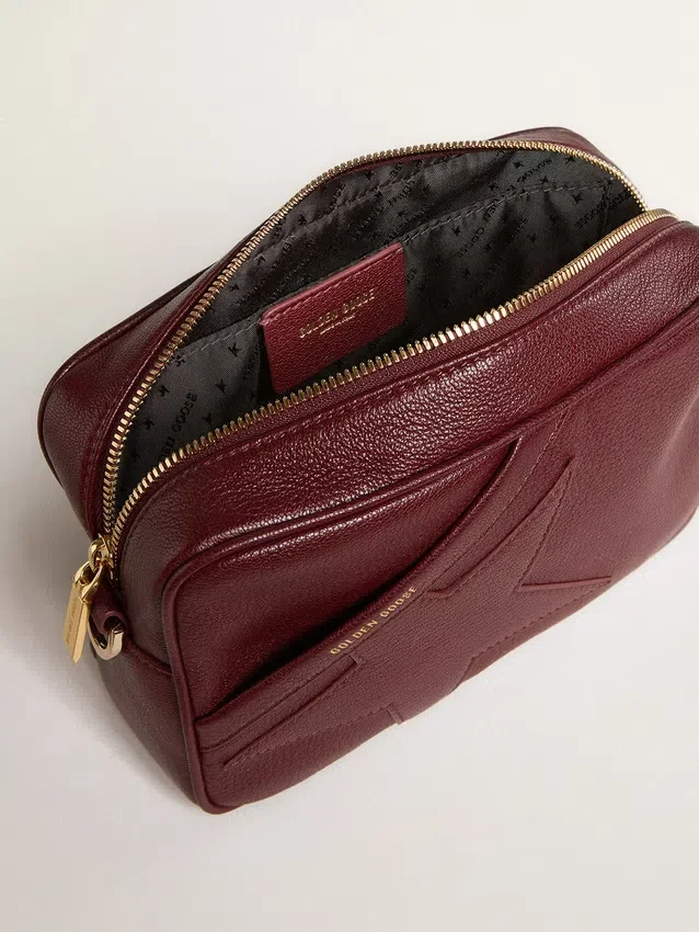 Star Bag en cuero rojo vino con estrella tono sobre tono