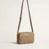 Star Bag en cuero verde salvia con estrella tono sobre tono