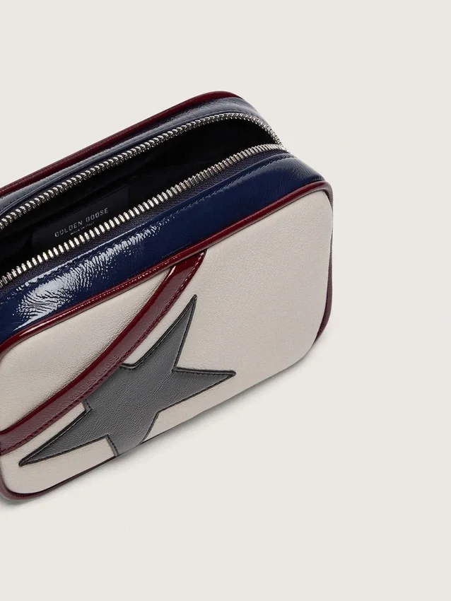 Star Bag Mini en cuero blanco mantequilla con estrella negra y detalles en burdeos y azul oscuro