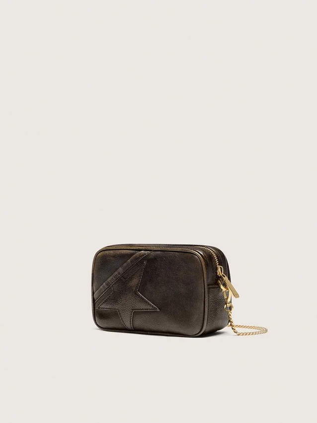 Star Bag Mini en cuero marrón oscuro desgastado con estrella tono sobre tono