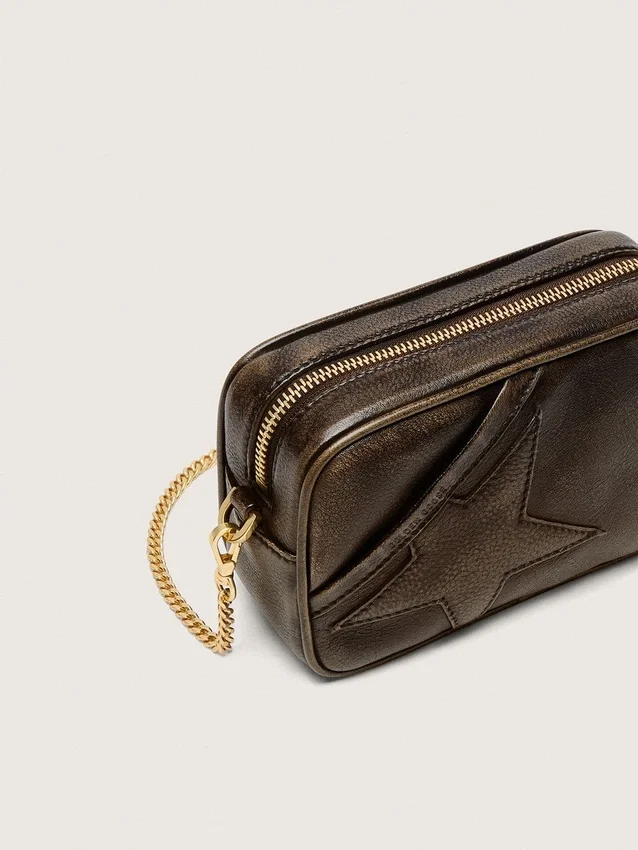 Star Bag Mini en cuero marrón oscuro desgastado con estrella tono sobre tono