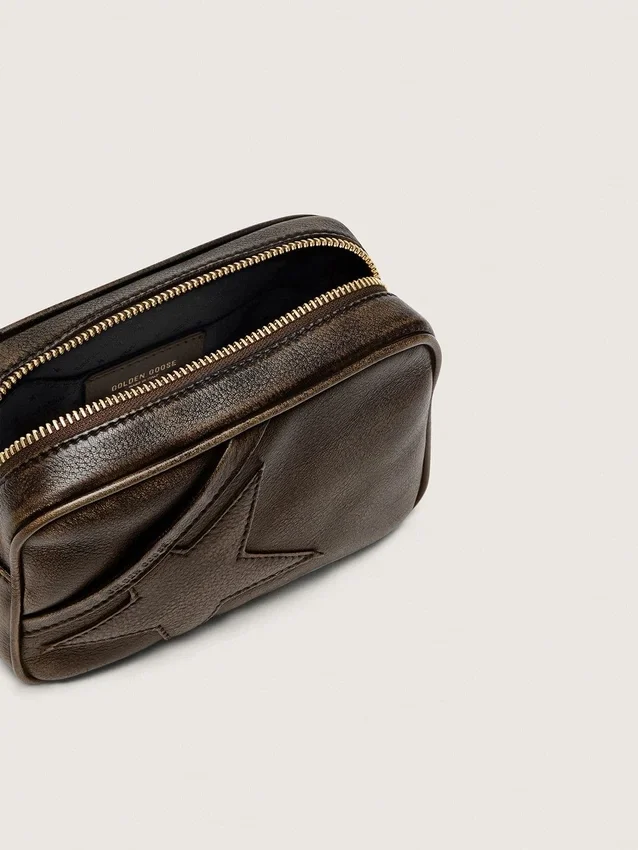 Star Bag Mini en cuero marrón oscuro desgastado con estrella tono sobre tono