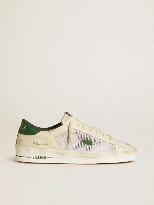 Stardan en gamuza blanca y malla con estrella de cuero verde y lengüeta en el talón