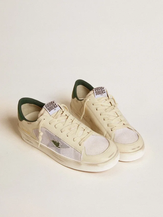 Stardan en gamuza blanca y malla con estrella de cuero verde y lengüeta en el talón