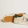 Stardan en gamuza blanca y malla con estrella de cuero verde y lengüeta en el talón