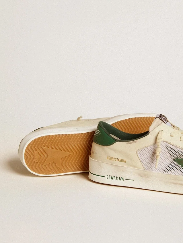 Stardan en gamuza blanca y malla con estrella de cuero verde y lengüeta en el talón