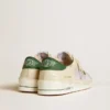 Stardan en gamuza blanca y malla con estrella de cuero verde y lengüeta en el talón