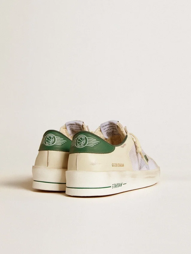 Stardan en gamuza blanca y malla con estrella de cuero verde y lengüeta en el talón