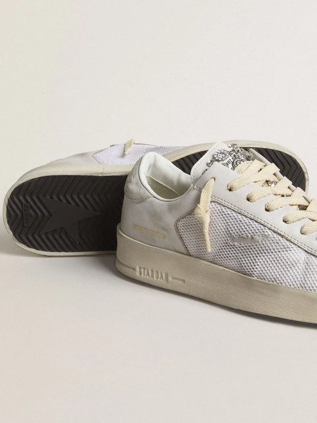 Stardan LTD en cuero blanco con estrella y lengüeta en el talón de gamuza gris hielo