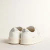 Stardan para hombre de origen biológico con estrella blanca y lengüeta en el talón