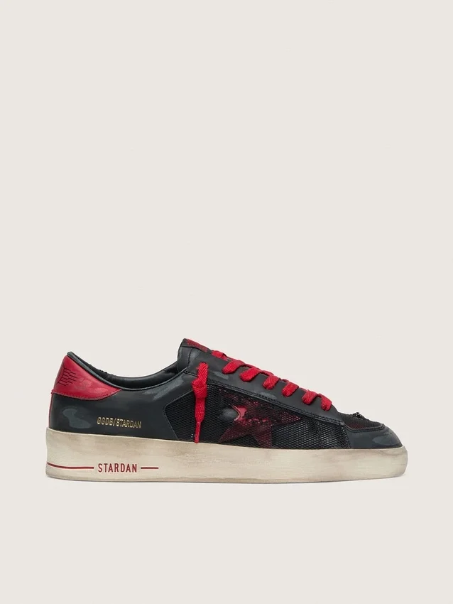 Stardan para hombre en cuero negro con estrella roja e inserciones de malla negra y cuero rojo