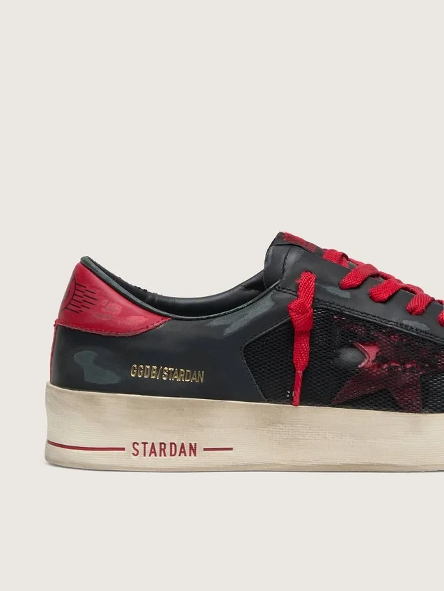 Stardan para hombre en cuero negro con estrella roja e inserciones de malla negra y cuero rojo