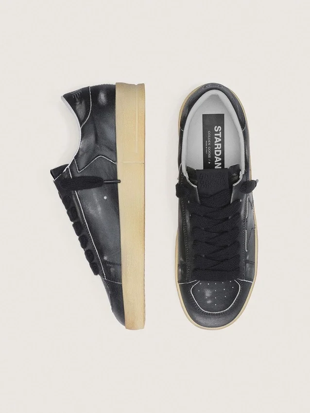 Stardan para hombre en cuero negro con estrella y lengüeta en el talón de cuero negro