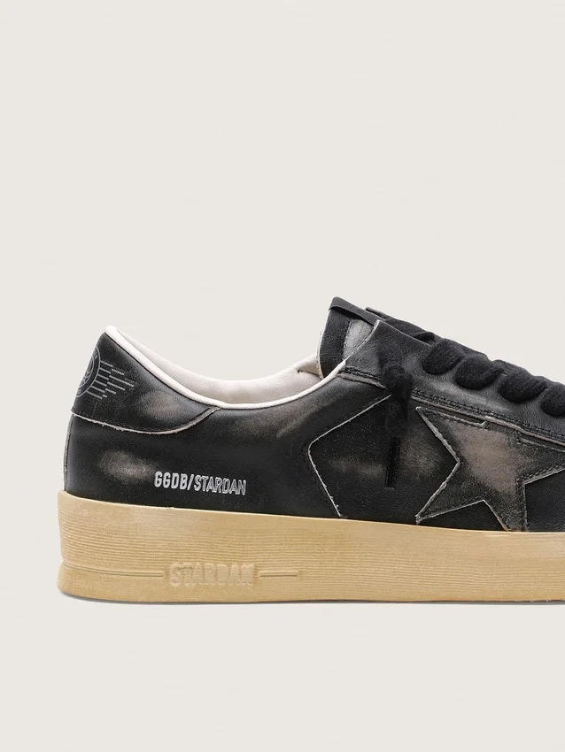 Stardan para hombre en cuero negro con estrella y lengüeta en el talón de cuero negro