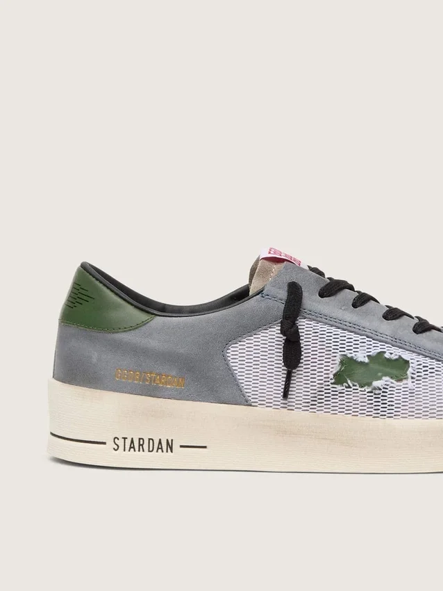 Stardan para hombre en gamuza azul polvo con estrella de cuero verde y lengüeta en el talón
