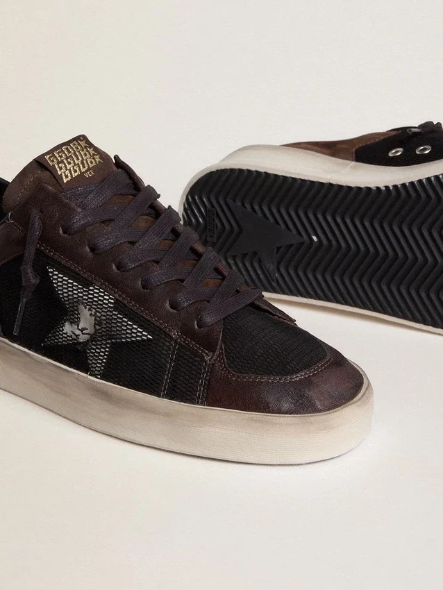 Stardan para hombre en gamuza marrón y malla negra con estrella de cuero blanco e inserciones de cuero napa