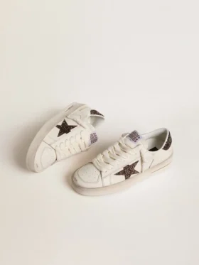 Stardan para mujer en cuero blanco con estrella marrón brillante y lengüeta en el talón