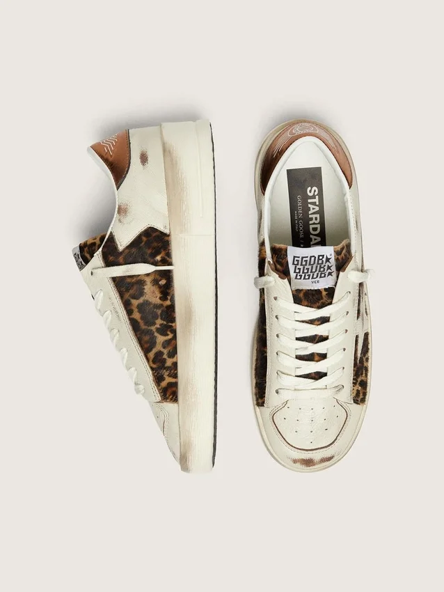 Stardan para mujer en cuero blanco y piel de potro con estampado de leopardo, con estrella de cuero blanco