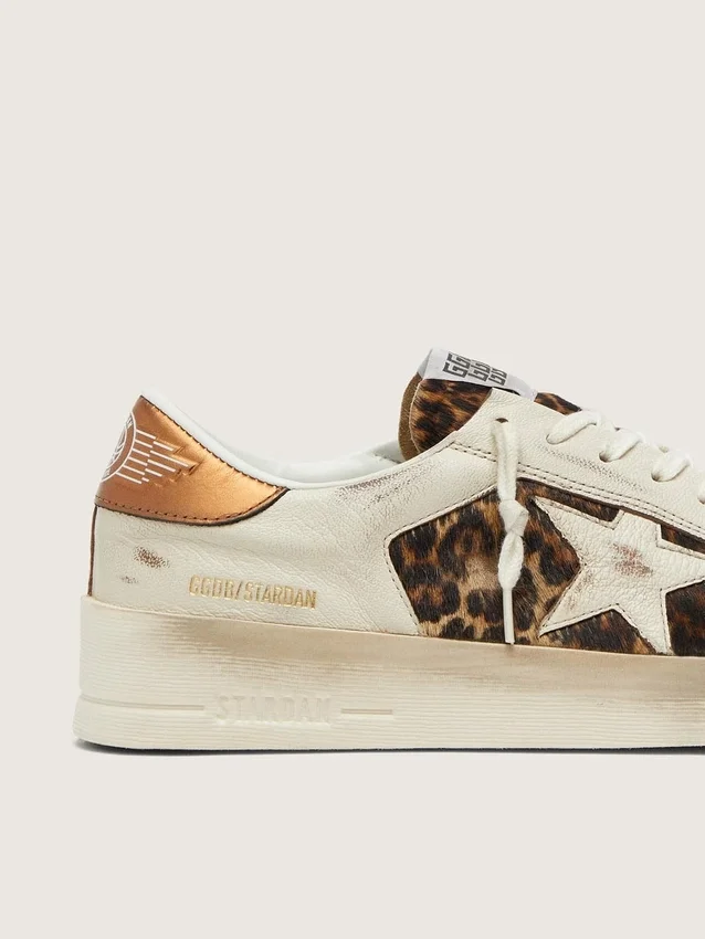 Stardan para mujer en cuero blanco y piel de potro con estampado de leopardo, con estrella de cuero blanco