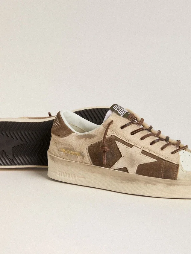 Stardan para mujer en gamuza verde militar y piel de potro beige con estrella de gamuza beige