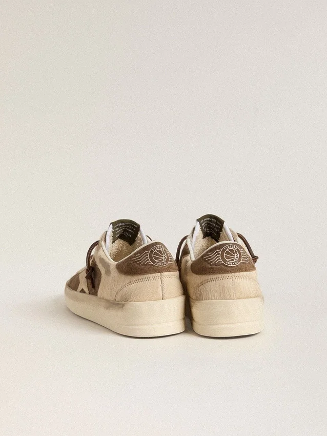 Stardan para mujer en gamuza verde militar y piel de potro beige con estrella de gamuza beige