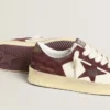 Stardan para mujer en napa blanca con estrella y lengüeta del talón de gamuza color burdeos