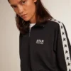 Sudadera azul oscuro con cremallera, franja blanca y estrellas en contraste