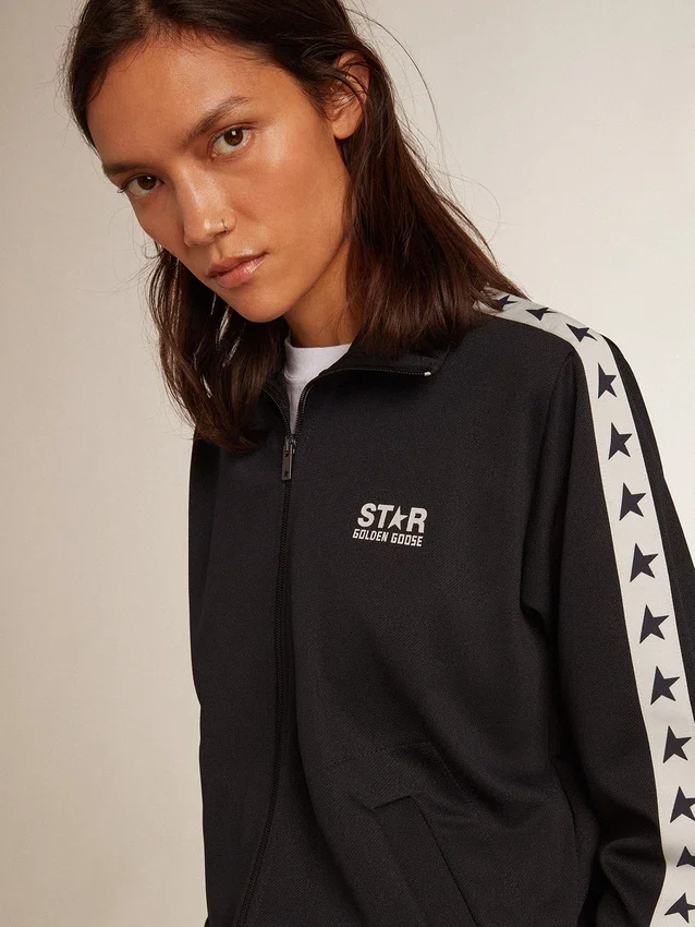 Sudadera azul oscuro con cremallera, franja blanca y estrellas en contraste