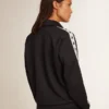 Sudadera azul oscuro con cremallera, franja blanca y estrellas en contraste
