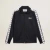 Sudadera azul oscuro con franja blanca y estrellas azules en contraste