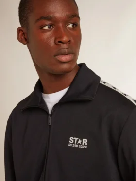 Sudadera azul oscuro con franja blanca y estrellas azules en contraste