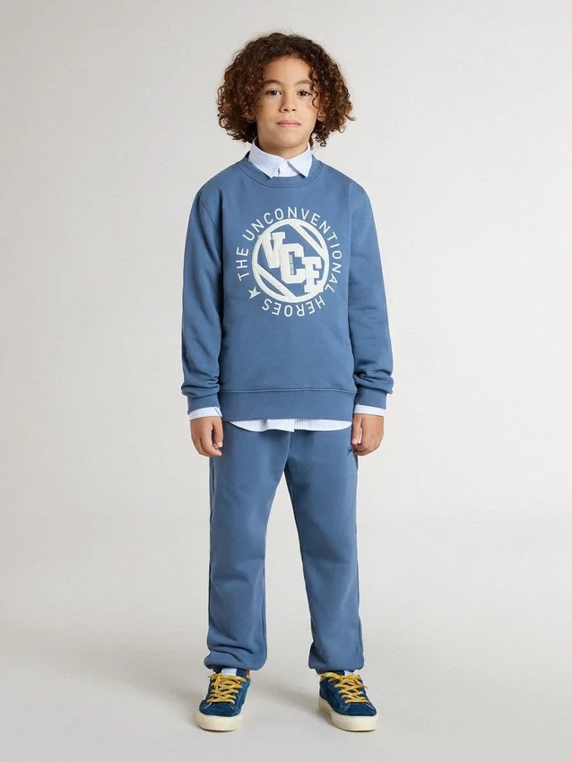 Sudadera azul para niños con parches blancos en relieve