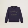 Sudadera azul violeta con el letrero de golden goose en el frente