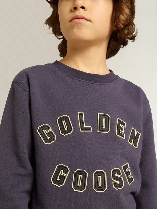 Sudadera azul violeta con el letrero de golden goose en el frente