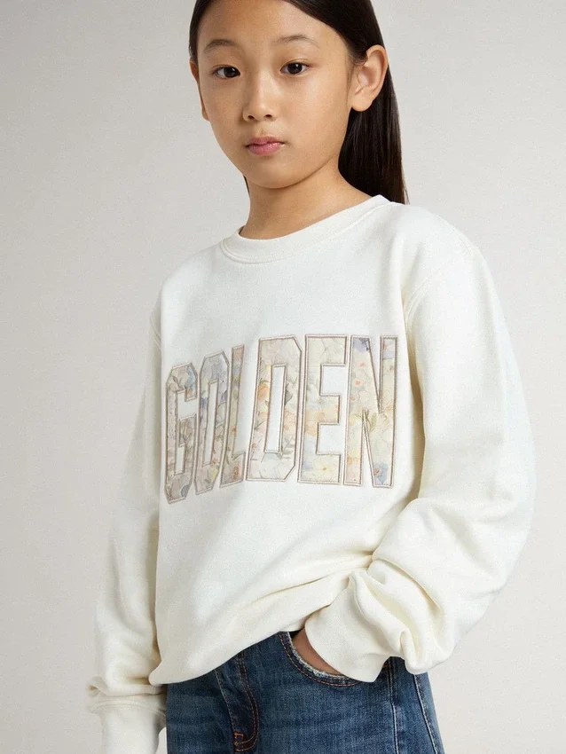 Sudadera blanca para niñas con letras doradas multicolores en el frente