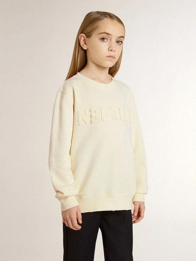 Sudadera color crema para niñas con letras en parches