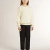 Sudadera color crema para niñas con letras en parches