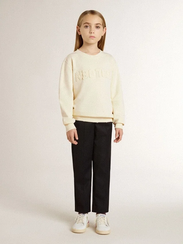 Sudadera color crema para niñas con letras en parches