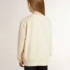 Sudadera color crema para niñas con letras en parches