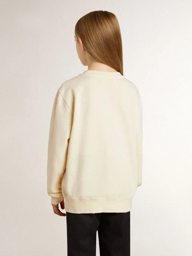 Sudadera color crema para niñas con letras en parches