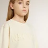 Sudadera color crema para niñas con letras en parches