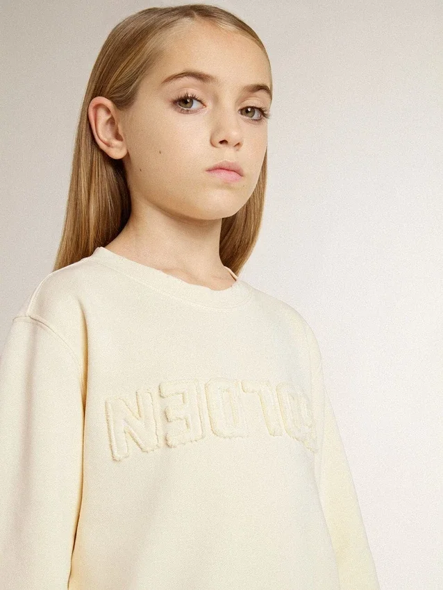 Sudadera color crema para niñas con letras en parches