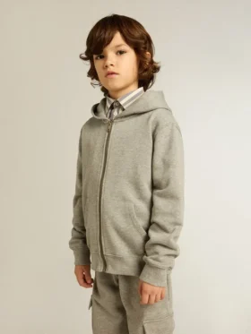 Sudadera con capucha gris jaspeada con estampado en la espalda